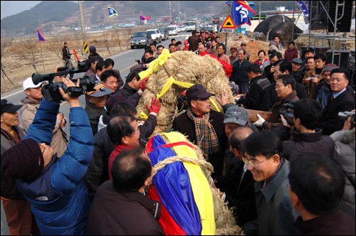 용줄 코 끼우기. 암줄과 숫줄의 코를 끼우면서 성적인 묘사를 많이 해 행사 참가자들이 웃음바다를 이룬다. 